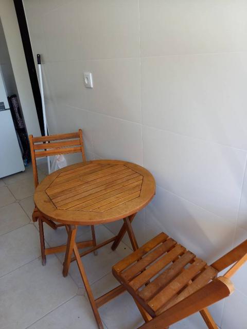 Conjunto mesa e 2 cadeiras de jardim ou varanda ou cozinha