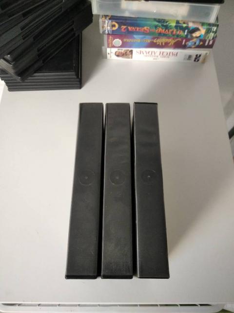 Caixas vazias de VHS e DVD usadas