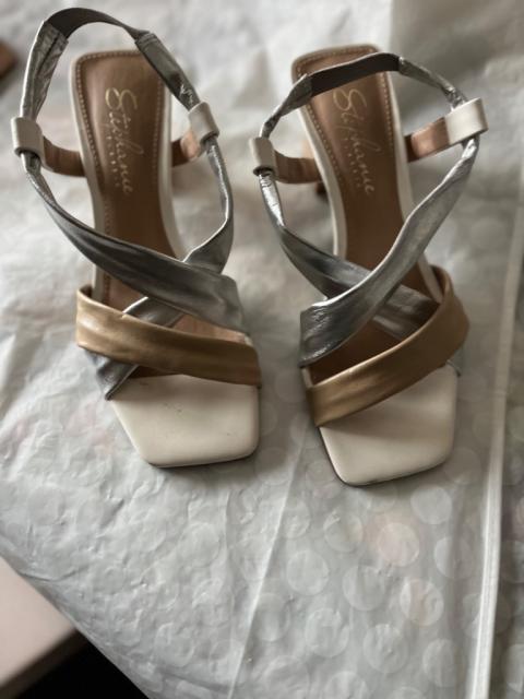 Sandálias novas e elegantes