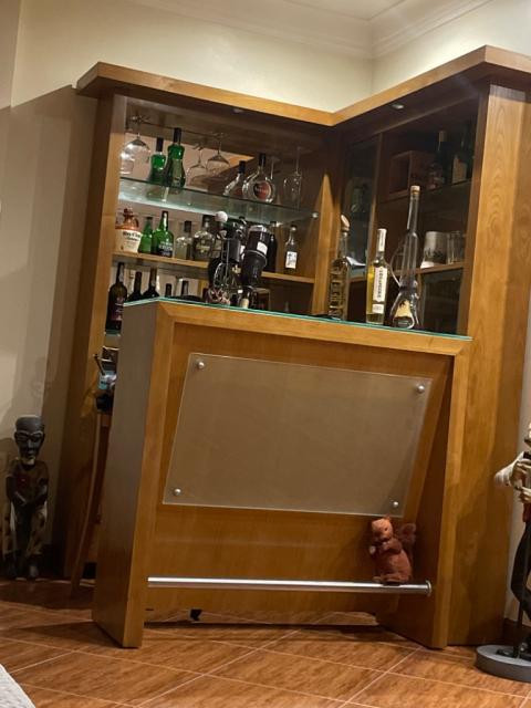 Bar em vidro e madeira de castanho