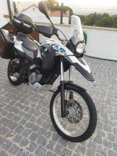 Moto em muito bom estado, com GPS, malas laterais e tope case