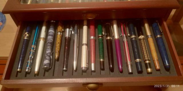 Coleção de 51 canetas de tinta permanente com caixa madeira